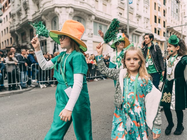 Madrid se teñirá de verde. En la imagen, participantes en el desfile por San Patricio en Madrid.