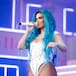 Karol G le regala diez mil dólares a un fan en pleno concierto