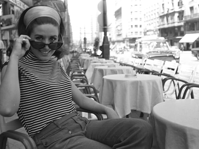 Retrato de Concha Velasco en Plaza España en 1965 en Madrid, España.