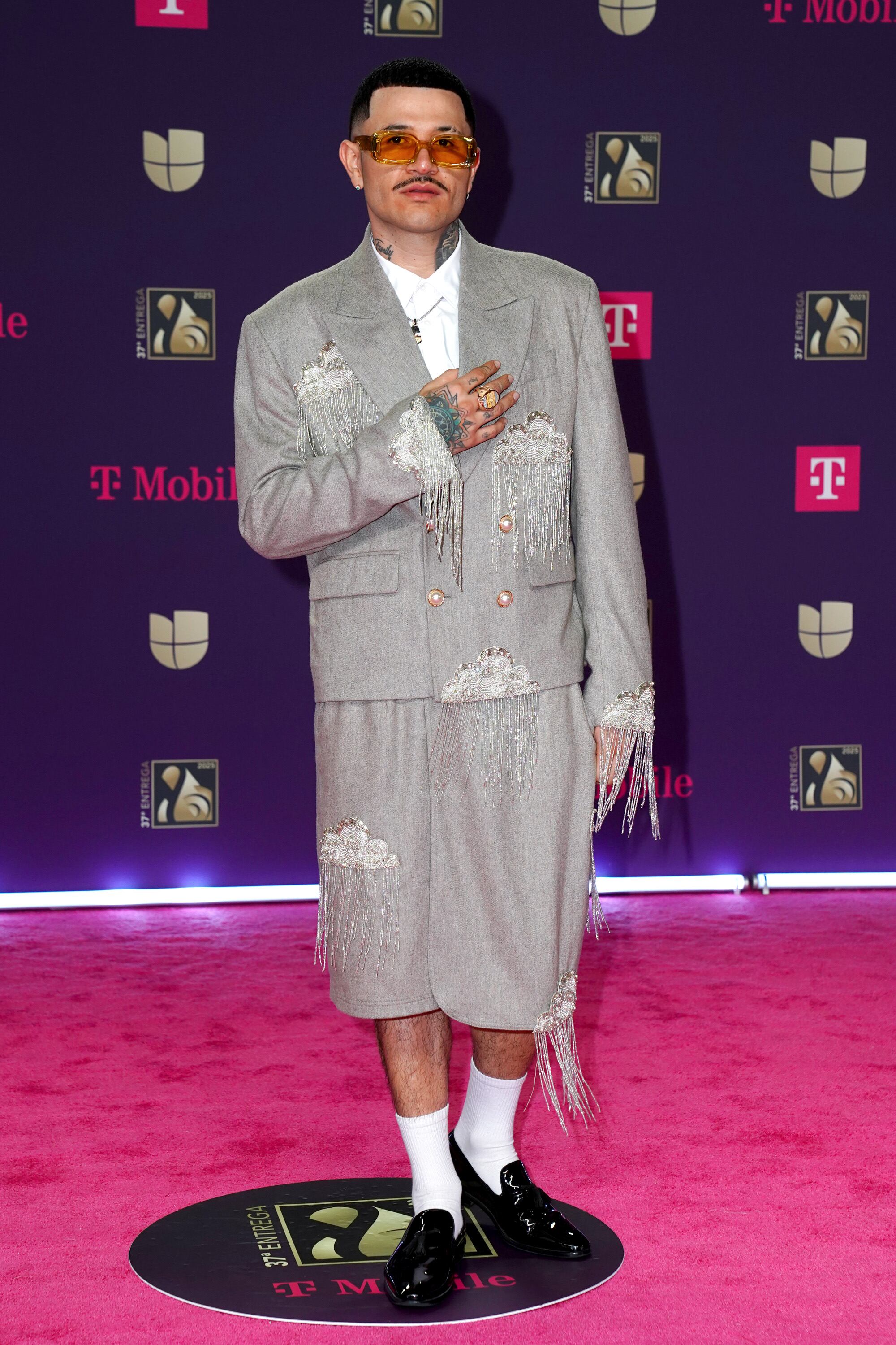 Sin duda, desde el pasado año, Kapo está viviendo uno de sus mejores años profesionales gracias a canciones como Ohnana o UWAIE. Cuida todo al detalle y también su estilismo con este traje de pantalón corto y nubes repartidas por ambas piezas.