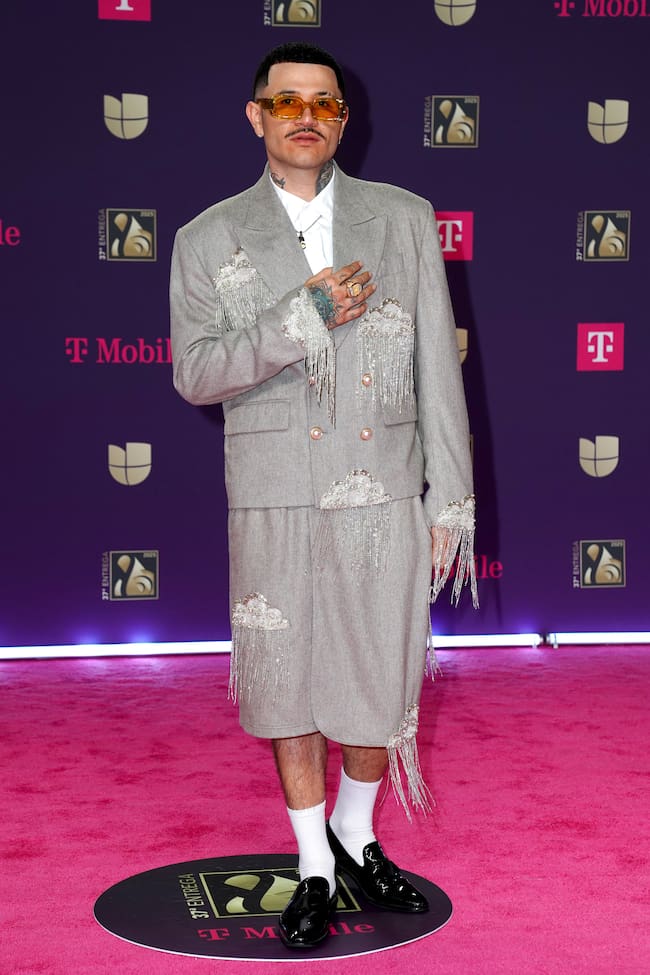 Sin duda, desde el pasado año, Kapo está viviendo uno de sus mejores años profesionales gracias a canciones como Ohnana o UWAIE. Cuida todo al detalle y también su estilismo con este traje de pantalón corto y nubes repartidas por ambas piezas.