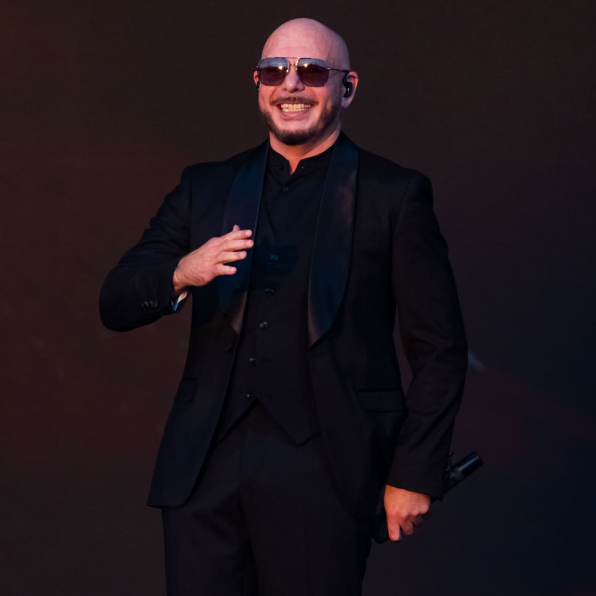 Pitbull bate un Récord Guinness gracias a miles de fans con calvas postizas: así nació el fenómeno más 'random' de la música