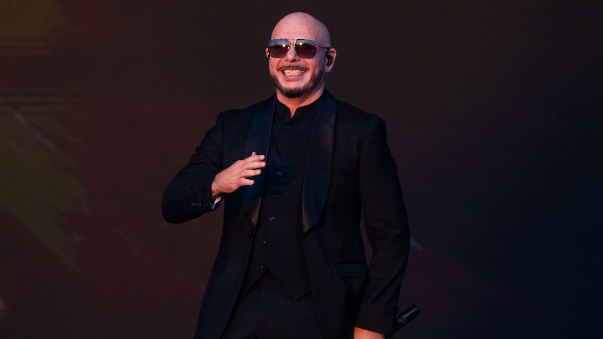 Pitbull bate un Récord Guinness gracias a miles de fans con calvas postizas: así nació el fenómeno más 'random' de la música