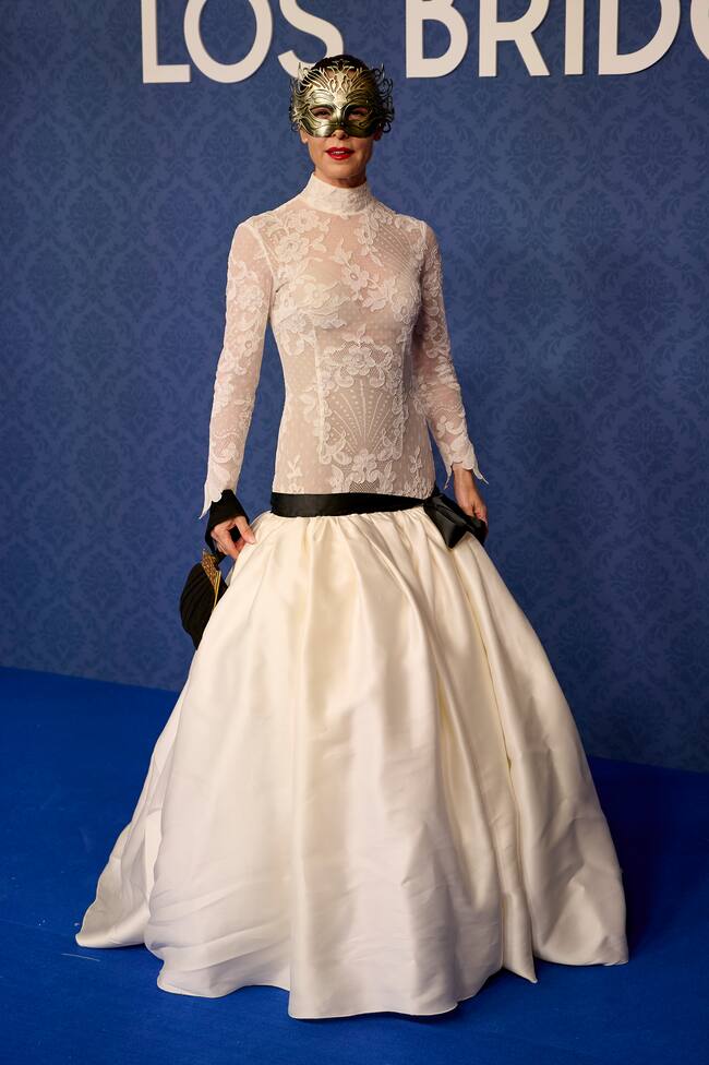 Últimamente, Raquel Sánchez Silva parece haberse convertido en Rosalía, por lo menos, por su apuesta por el blanco. Es el color que escogió para los Premios Iris esta misma semana y también para este baile de máscaras. Como anfitriona de 'Maestros de la costura', seguro que ha recibido muchos ofrecimientos para vestirla.