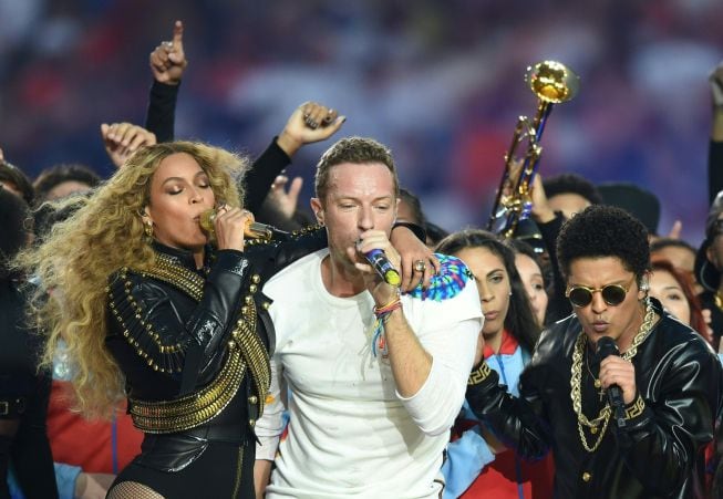 Beyonce, Chris Martin, de Coldplay y Bruno Mars durante el espectáculo de medio tiempo de la Super Bowl 50 en 2016. 