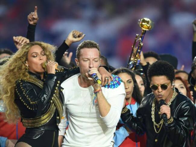 Beyonce, Chris Martin, de Coldplay y Bruno Mars durante el espectáculo de medio tiempo de la Super Bowl 50 en 2016. 