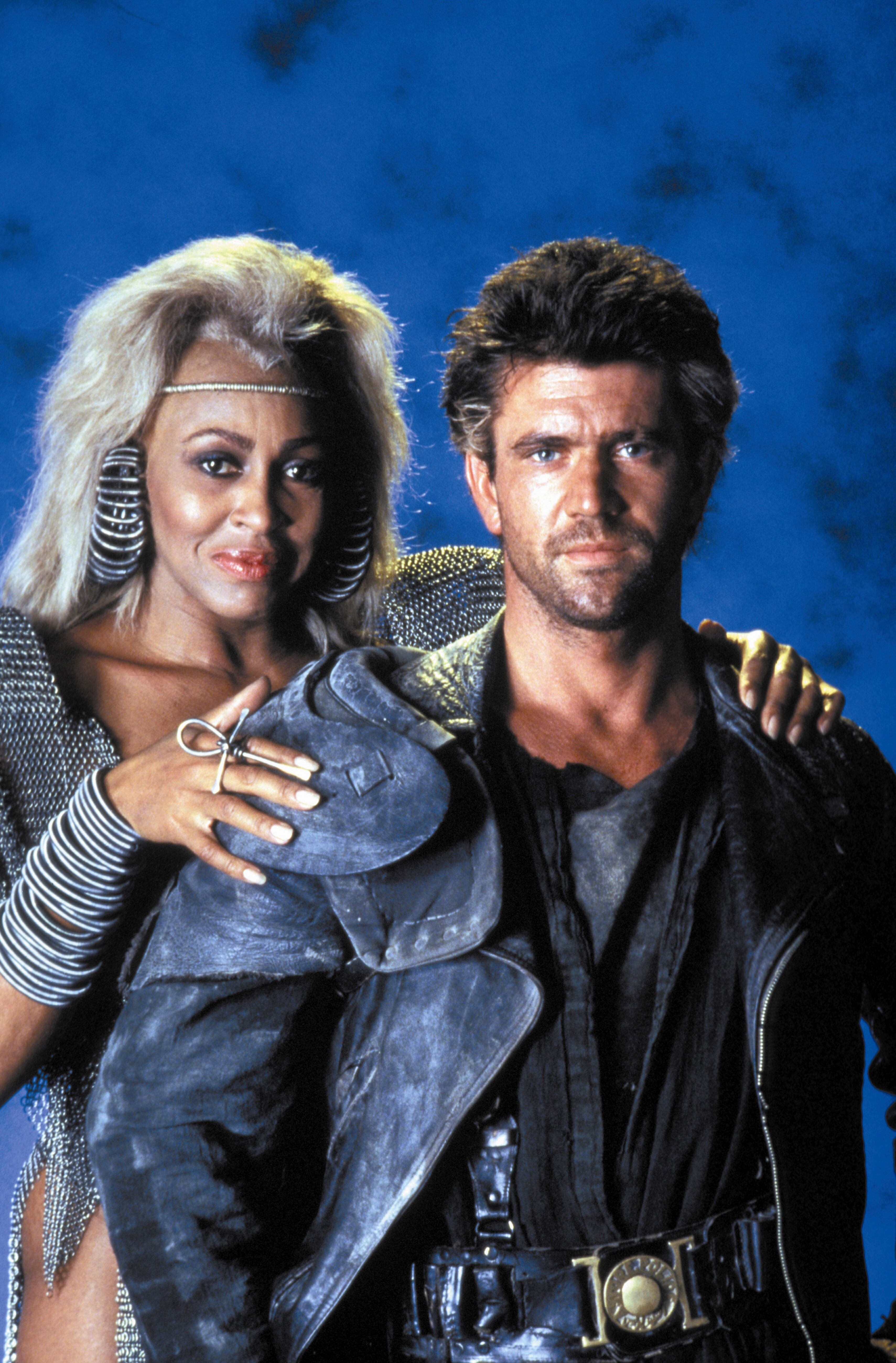 Tina Turner y Mel Gibson en el set de &#039;Mad Max Beyond Thunderdome&#039;.