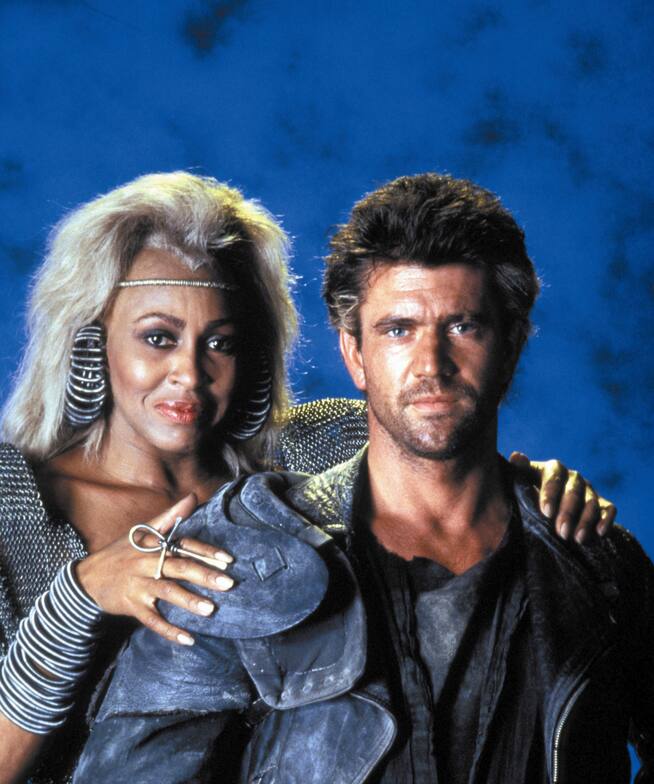 Tina Turner y Mel Gibson en el set de &#039;Mad Max Beyond Thunderdome&#039;.