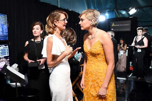 Laura Dern y Greta Gerwig entre bambalinas / Getty