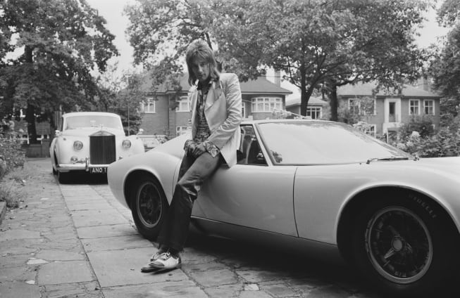 El cantante británico Rod Stewart, con su Lamborghini Miura en septiembre de 1971.