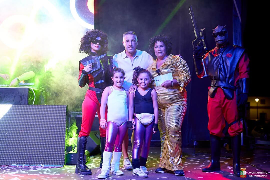 Ganadora del cheque por valor de 100 € en compras por venir disfrazada de las décadas de los 70, 80 o 90 a la fiesta