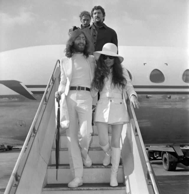 John Lennon y Yoko Ono bajan del avión privado en Gibraltar para casarse, el 20 de marzo de 1969.