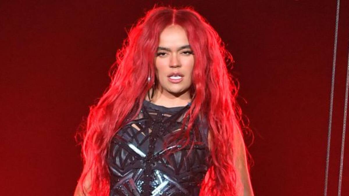 Karol G perdió la pollera en pleno show y los fans aplaudieron su reacción