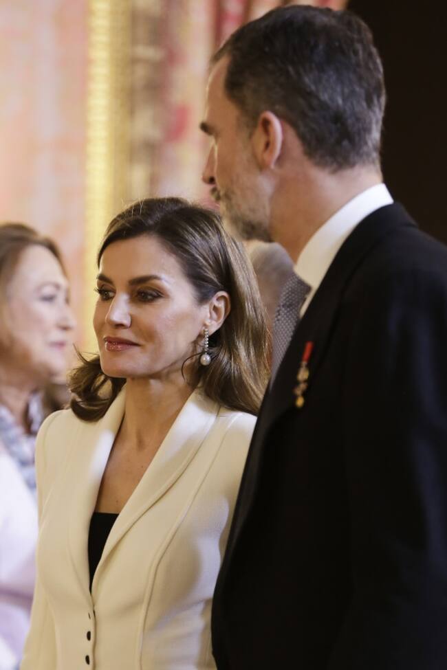 Letizia junto a Felipe VI en una fotografía en la que se nota su cambio de look