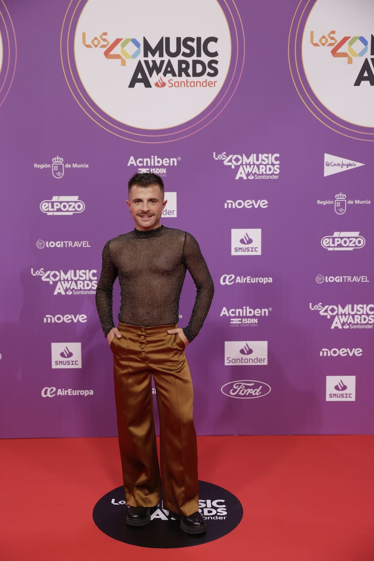 Iban García en LOS40 Music Awards Santander 2025 con un estilismo que grita alerta tendencia formado por un pantalón satinado de tiro bajo y un top de rejilla.
