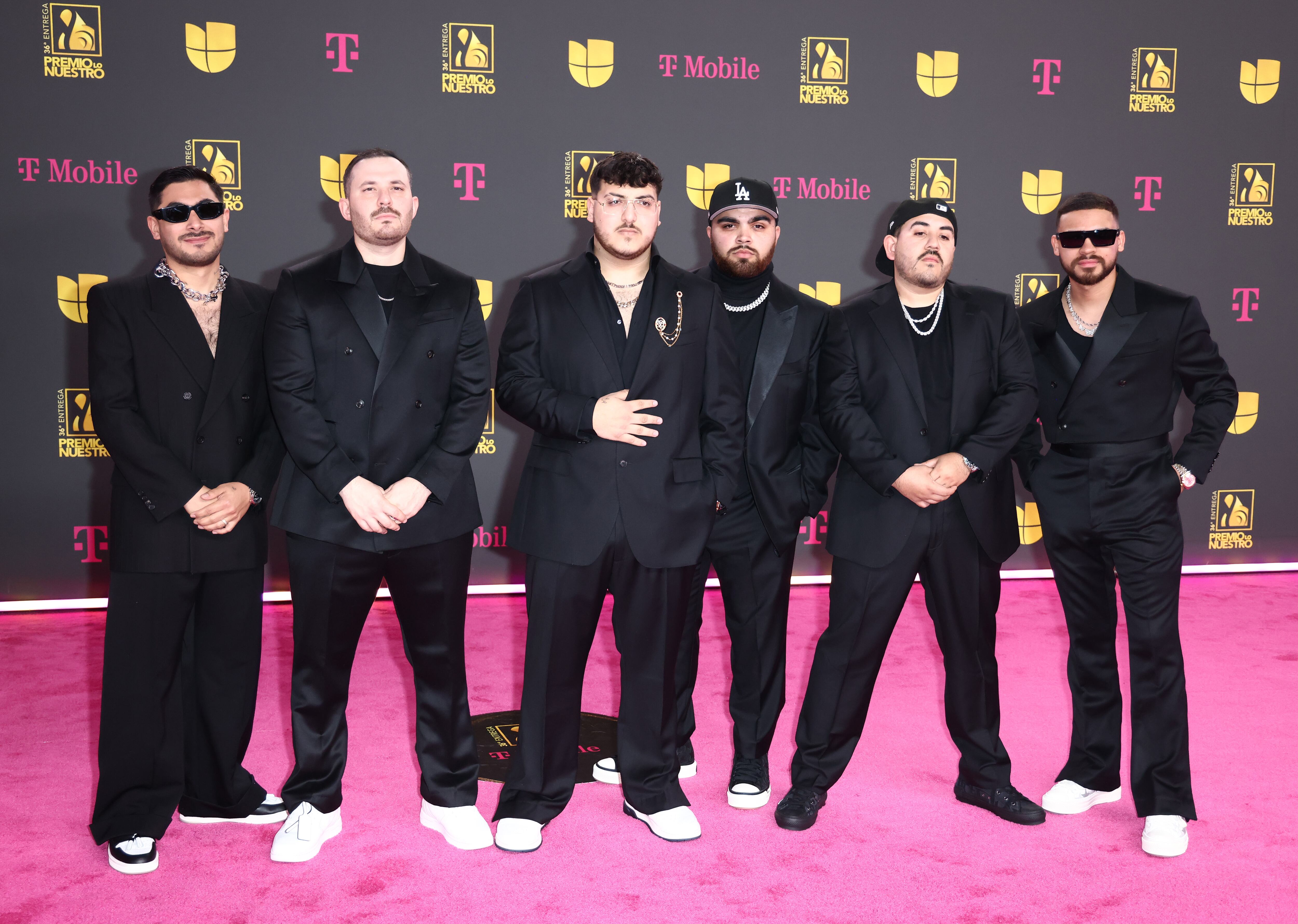 Muchos criticarían eso del traje con zapatillas blancas, pero ya estamos más que acostumbrados. Grupo Frontera no buscaron originalidad en la alfombra.