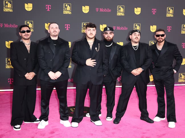 Muchos criticarían eso del traje con zapatillas blancas, pero ya estamos más que acostumbrados. Grupo Frontera no buscaron originalidad en la alfombra.