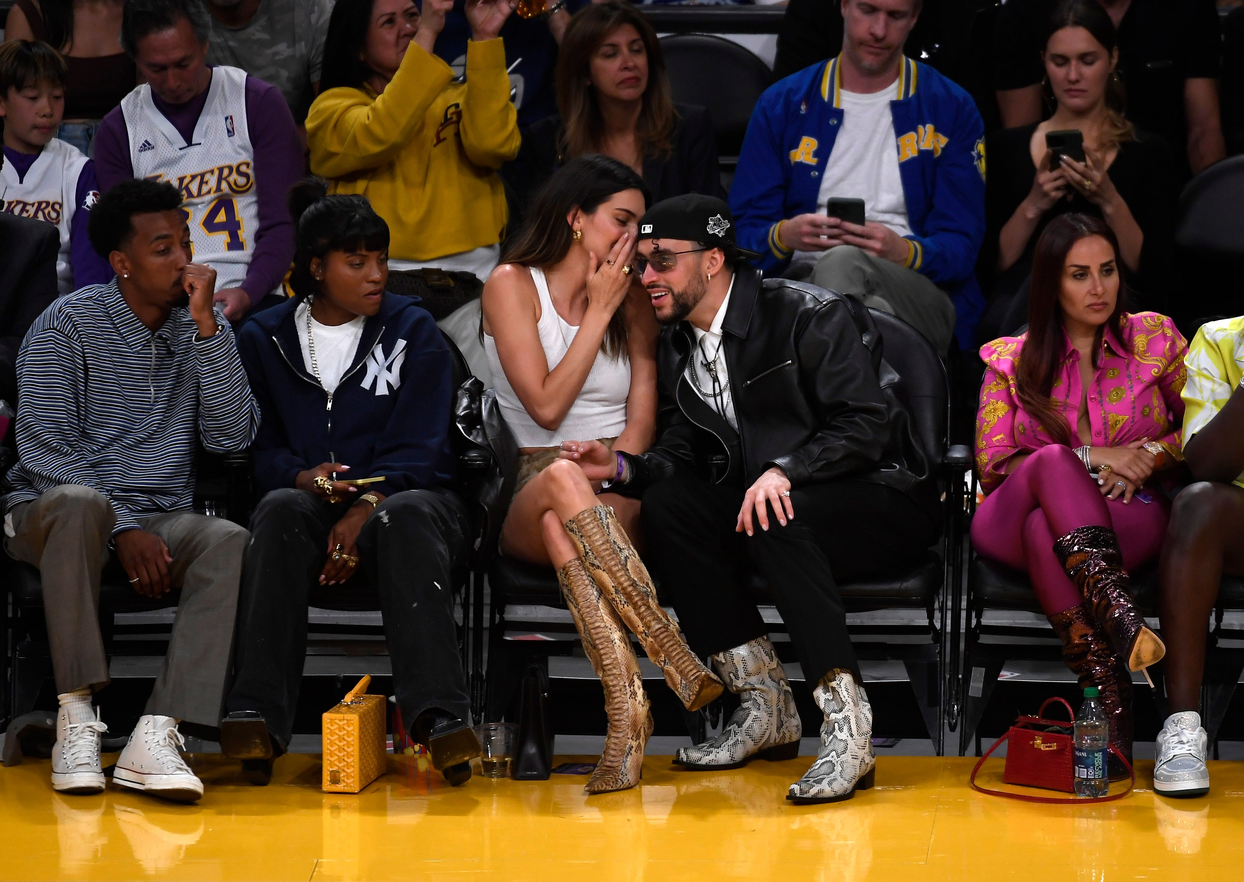 Kendall Jenner y Bad Bunny viendo a Los Angeles Lakers contra los Golden State Warriors en 2023