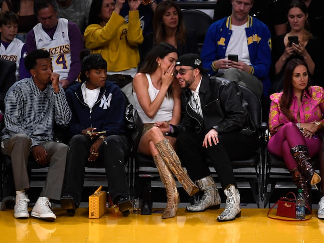 Kendall Jenner y Bad Bunny viendo a Los Angeles Lakers contra los Golden State Warriors en 2023