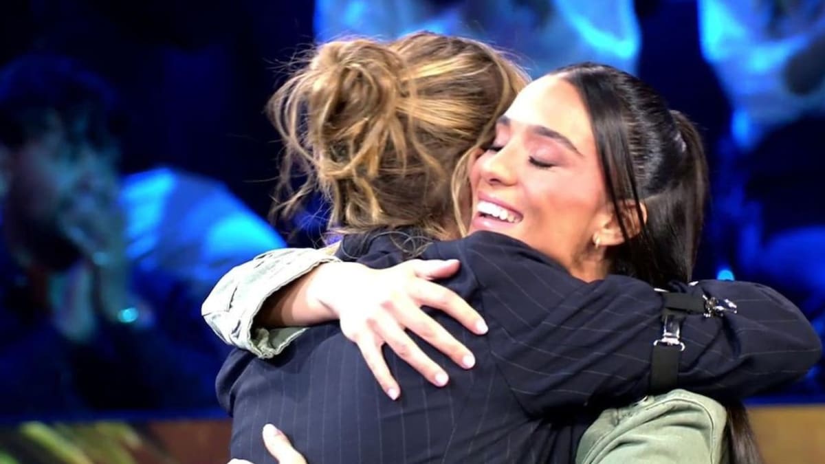 Sandra Barneda felicita en persona a Claudia Martínez en ‘Supervivientes 2026’ por su embarazo