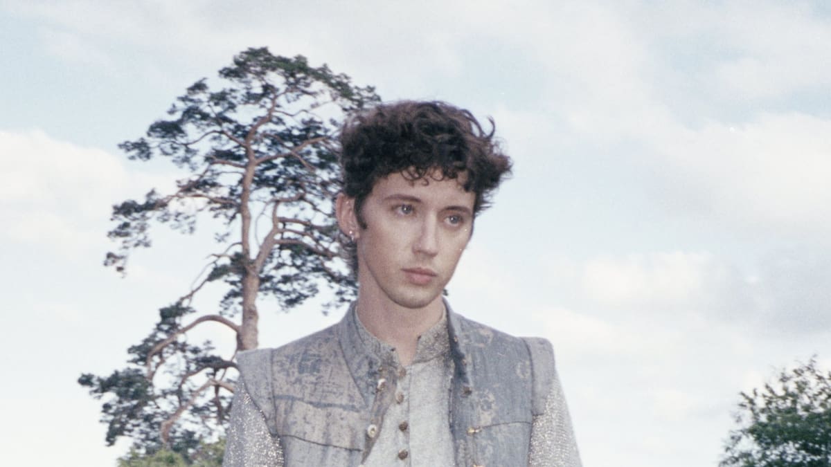 Troye Sivan ficha a Role Model para el visualizer de 'Cowboy': "Save a horse..."