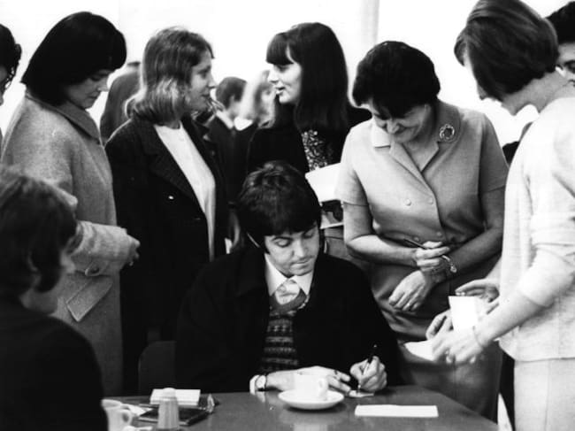 Paul McCartney, el cantante y guitarrista de The Beatles, firmando autógrafos en un encuentro con fans en Londres en 1967.