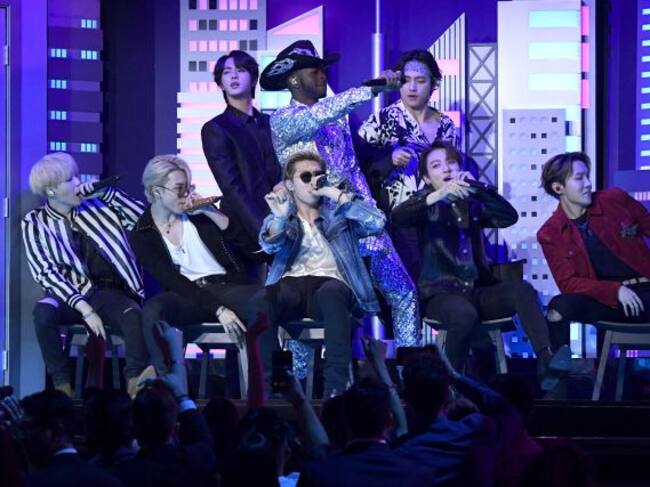Lil Nas X y BTS, cantan juntos en los Grammy 2020.