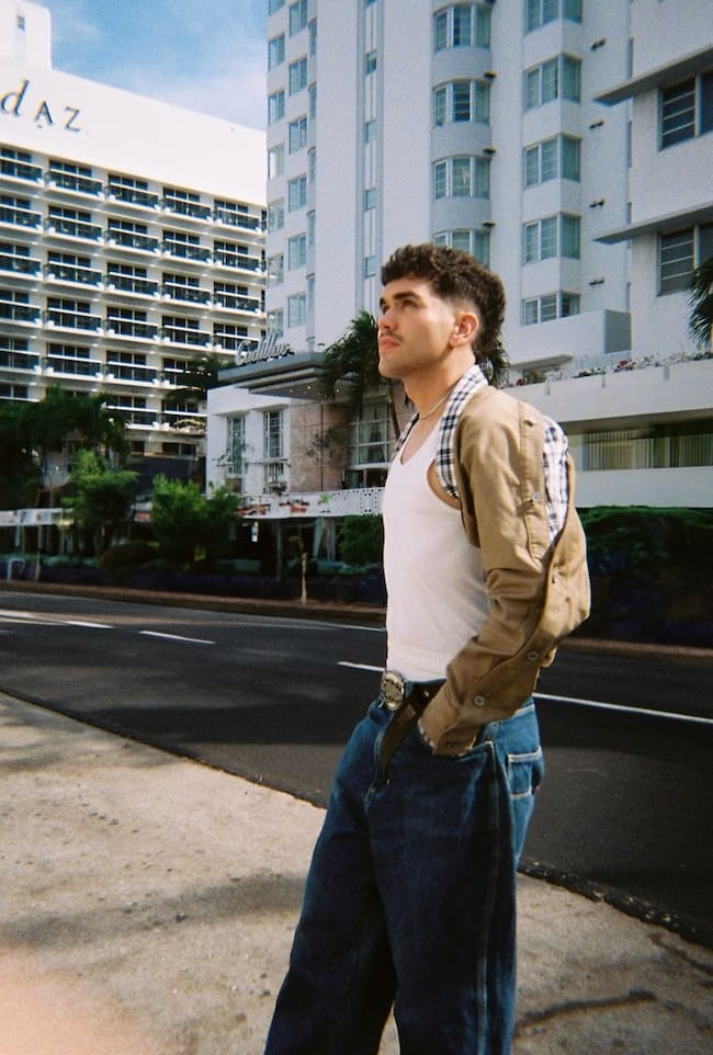 El peluquero y maquillador Fer Martínez fotografiado con look emeerreee, estilismo de @ucallmehottie