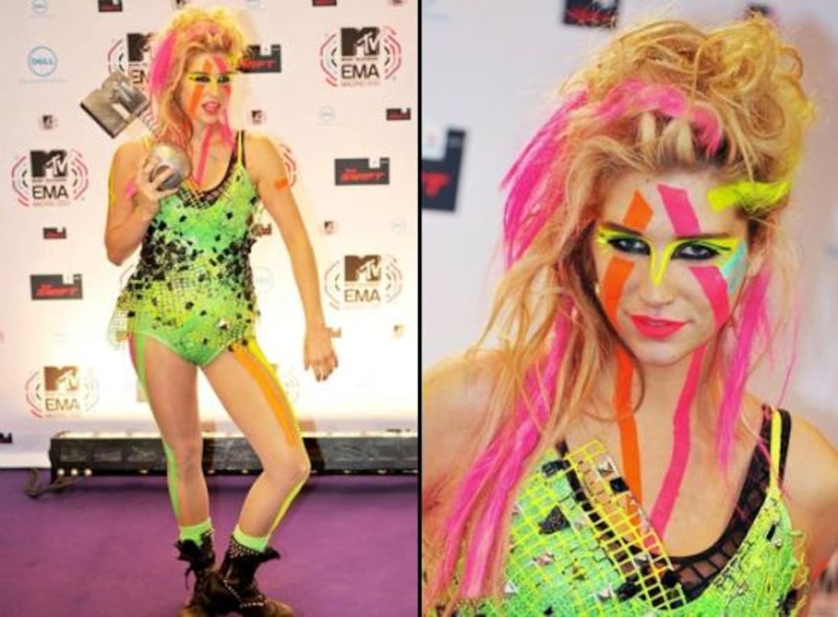 Sentimos deciros que Ke$ha no está posando para una fiesta de disfraces. Y tampoco es la prota de la nueva película de Avatar. Sentimos deciros que es un día cualquiera donde la cantante decidió salir así de "discreta" a la calle... ¿Le falta algún color por usar en su estilismo? ¡Qué horror!