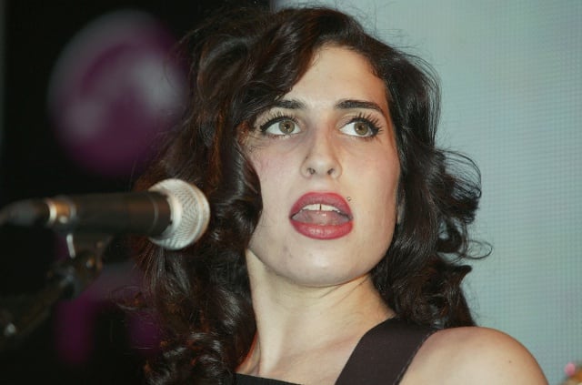 Amy Winhouse durante su presentación en el HMV Oxford Street en 2004