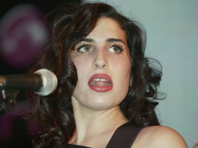 Amy Winhouse durante su presentación en el HMV Oxford Street en 2004