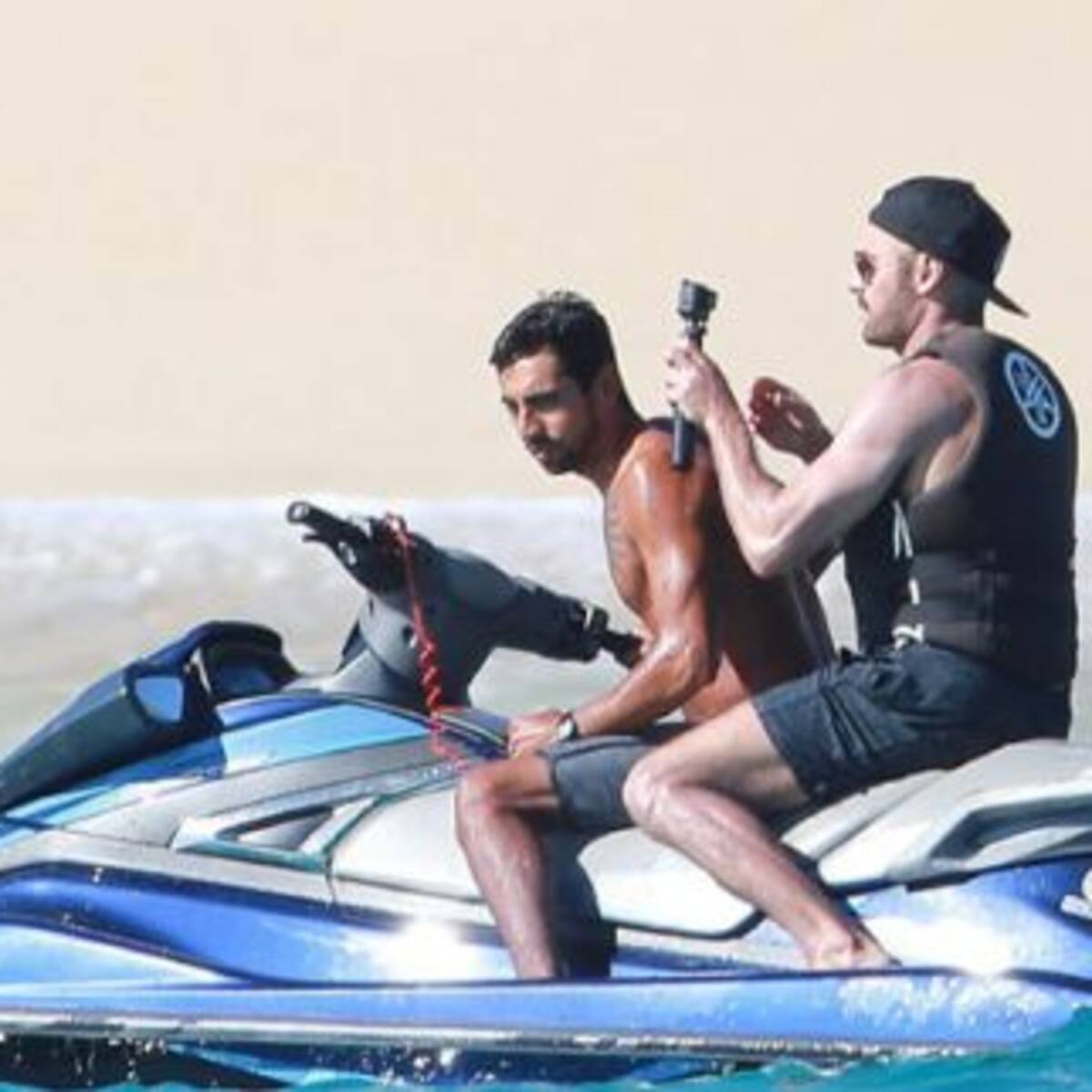 Zac Efron mostró sus abdominales en la playa