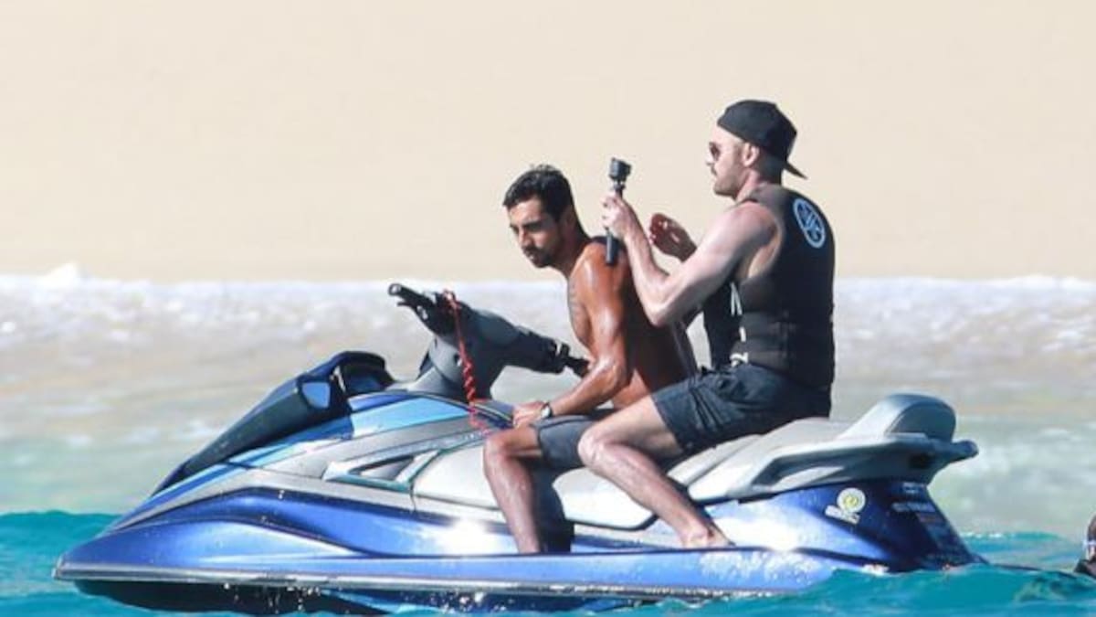 Zac Efron mostró sus abdominales en la playa