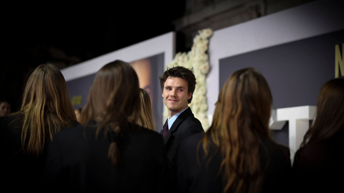 Cruz Beckham (& The Breakers) sigue los pasos de su madre y estrena 'For your love' con un guiño a la etiqueta "nepobaby"