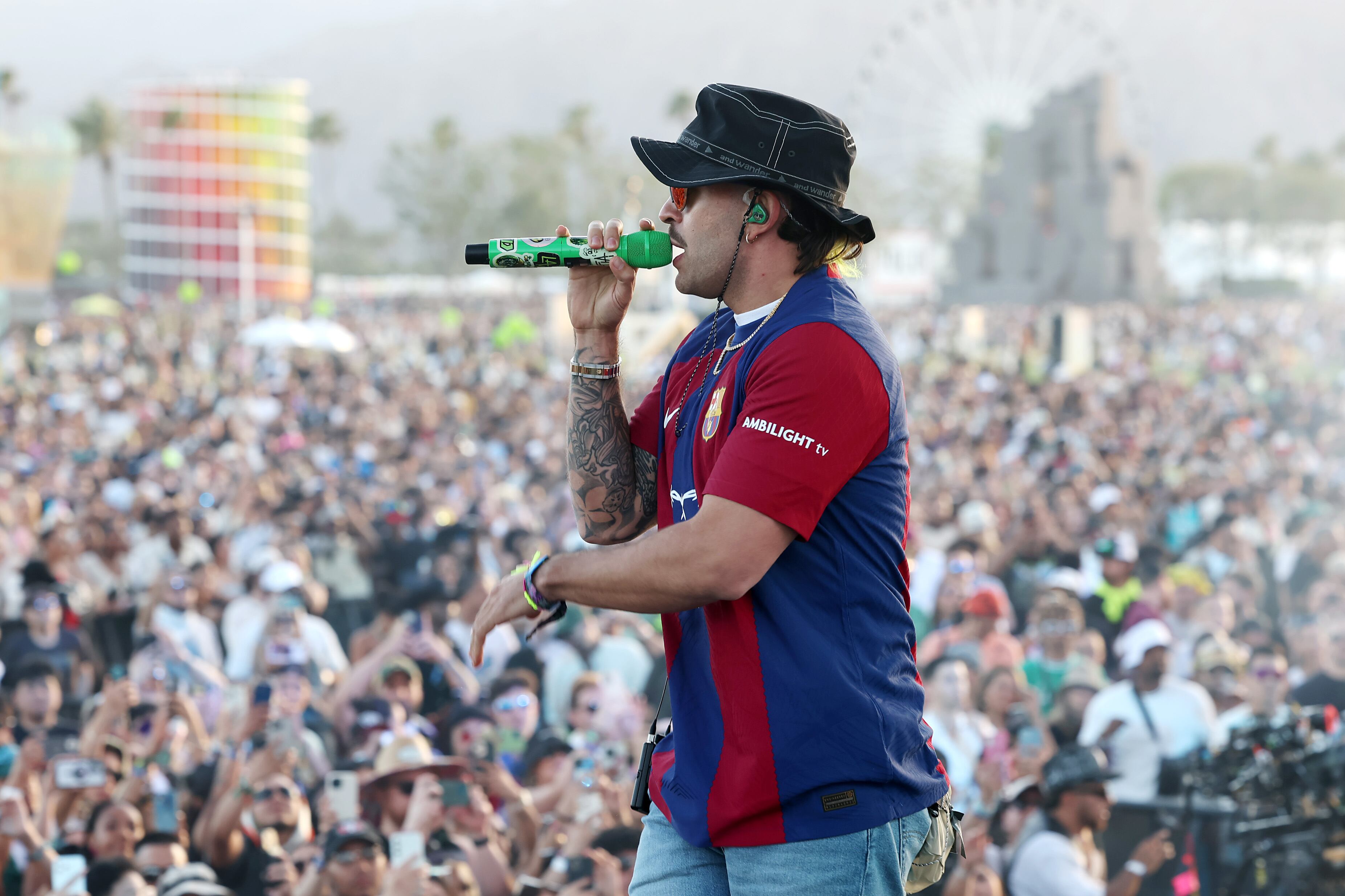 Karol G acaba de lanzar una camiseta con el F.C. Barcelona y su chico, Feid, no ha dudado en lucirla cuando Blxst le ha invitado a su concierto en este festival. Toda una locura para el público colombiano.