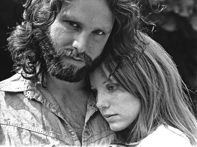 Jim Morrison y Pamela Courson durante una sesión de fotos en California, en 1969.