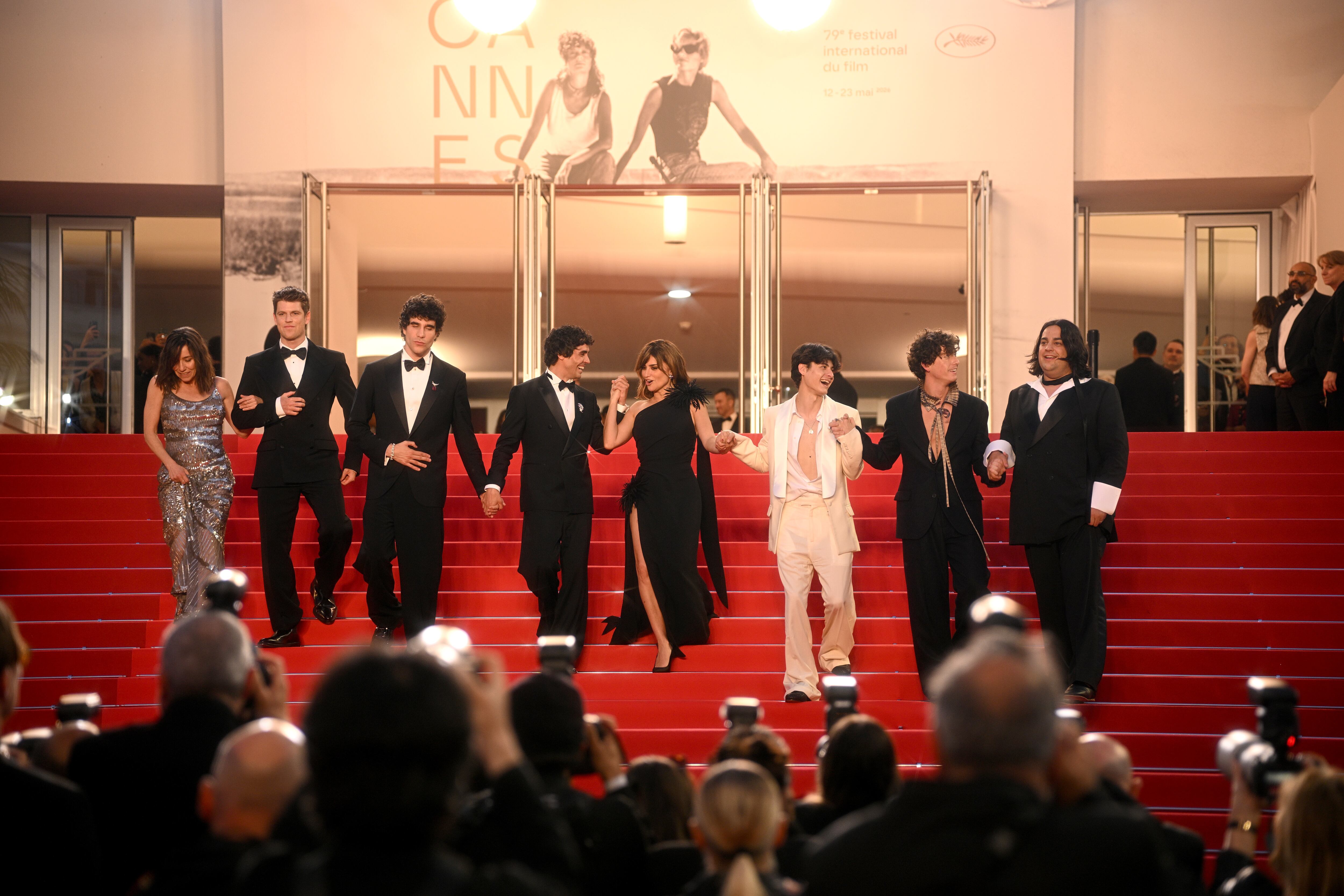 Lola Dueñas, Miguel Bernardeau Duato, Javier Calvo, Javier Ambrossi, Penélope Cruz, Milo Quifes, Guitarricadelafuente y Carlos González en la presentación de 'La Bola Negra' en el Festival de Cannes. / Kristy Sparow/Getty