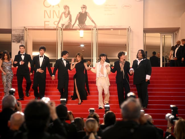 Lola Dueñas, Miguel Bernardeau Duato, Javier Calvo, Javier Ambrossi, Penélope Cruz, Milo Quifes, Guitarricadelafuente y Carlos González en la presentación de 'La Bola Negra' en el Festival de Cannes. / Kristy Sparow/Getty