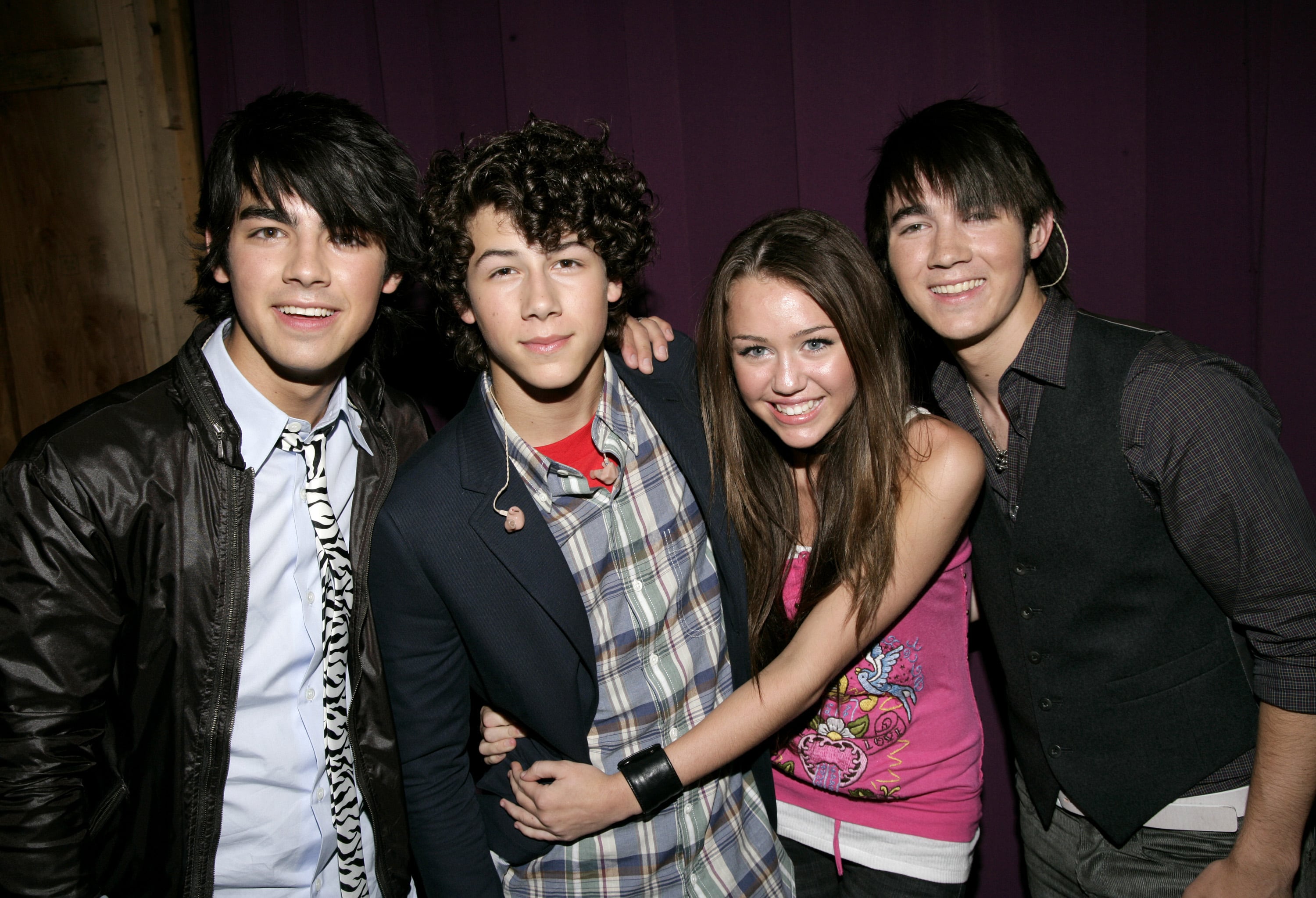 Nick Jonas, Joe Jonas, Kevin Jonas y Miley Cyrus en una foto de 2007