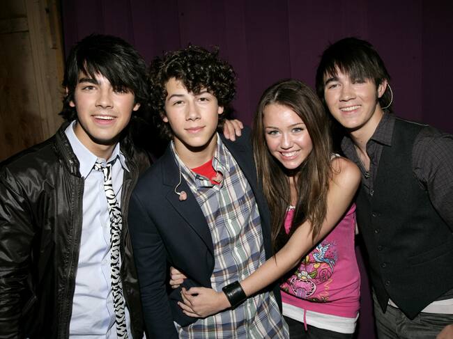 Nick Jonas, Joe Jonas, Kevin Jonas y Miley Cyrus en una foto de 2007