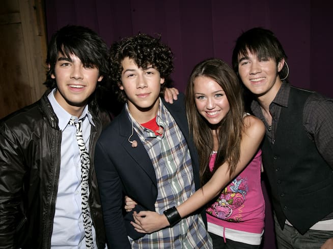 Nick Jonas, Joe Jonas, Kevin Jonas y Miley Cyrus en una foto de 2007