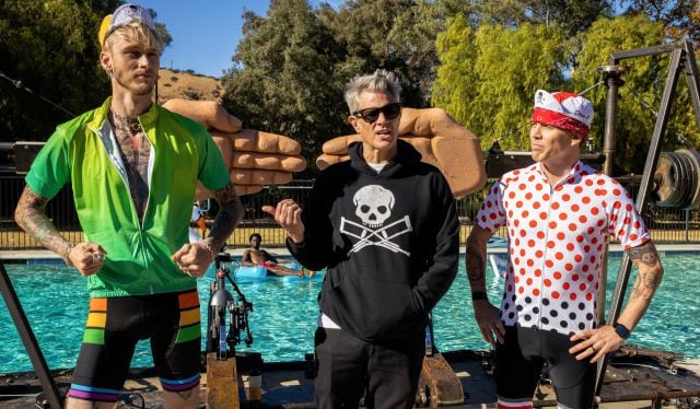 Machine Gun Kelly junto a Johnny Noxille y Steve O, seguramente a punto de hacerse daño.