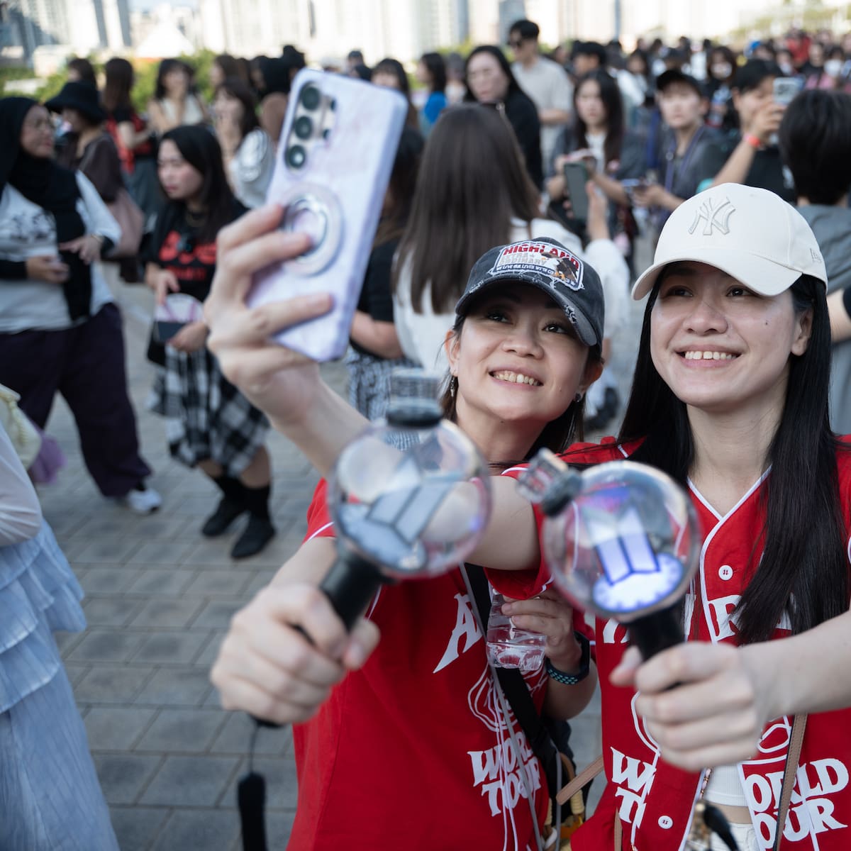 Así es el merchandising de BTS en el Metropolitano de Madrid: horarios, precios y productos de la pop-up store