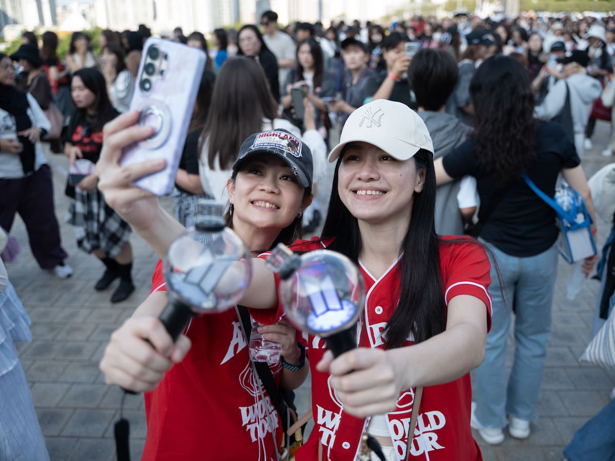 Así es el merchandising de BTS en el Metropolitano de Madrid: horarios, precios y productos de la pop-up store