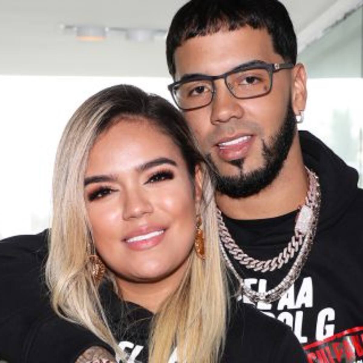 La terrible caída de Anuel AA en un show con Karol G