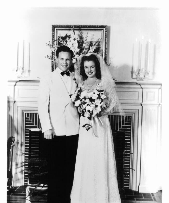 James Dougherty y Marilyn Monroe el día de su boda en 1942.