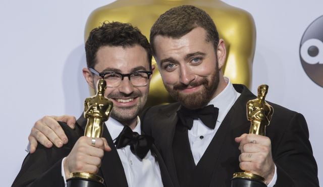 Jimmy Napes y Sam Smith con sus premios Oscar.