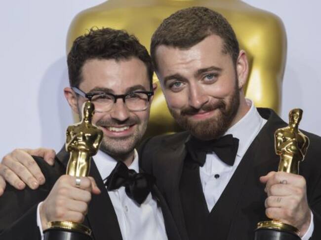 Jimmy Napes y Sam Smith con sus premios Oscar.