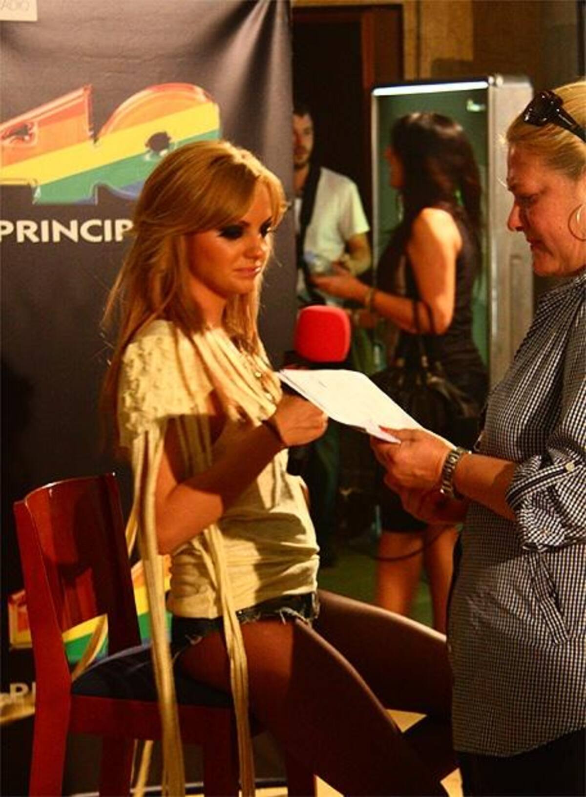 Alexandra Stan lució el mismo vestuario durante toda la noche, tanto para la actuación como para las entrevistas, eso sí estaba modernísima.