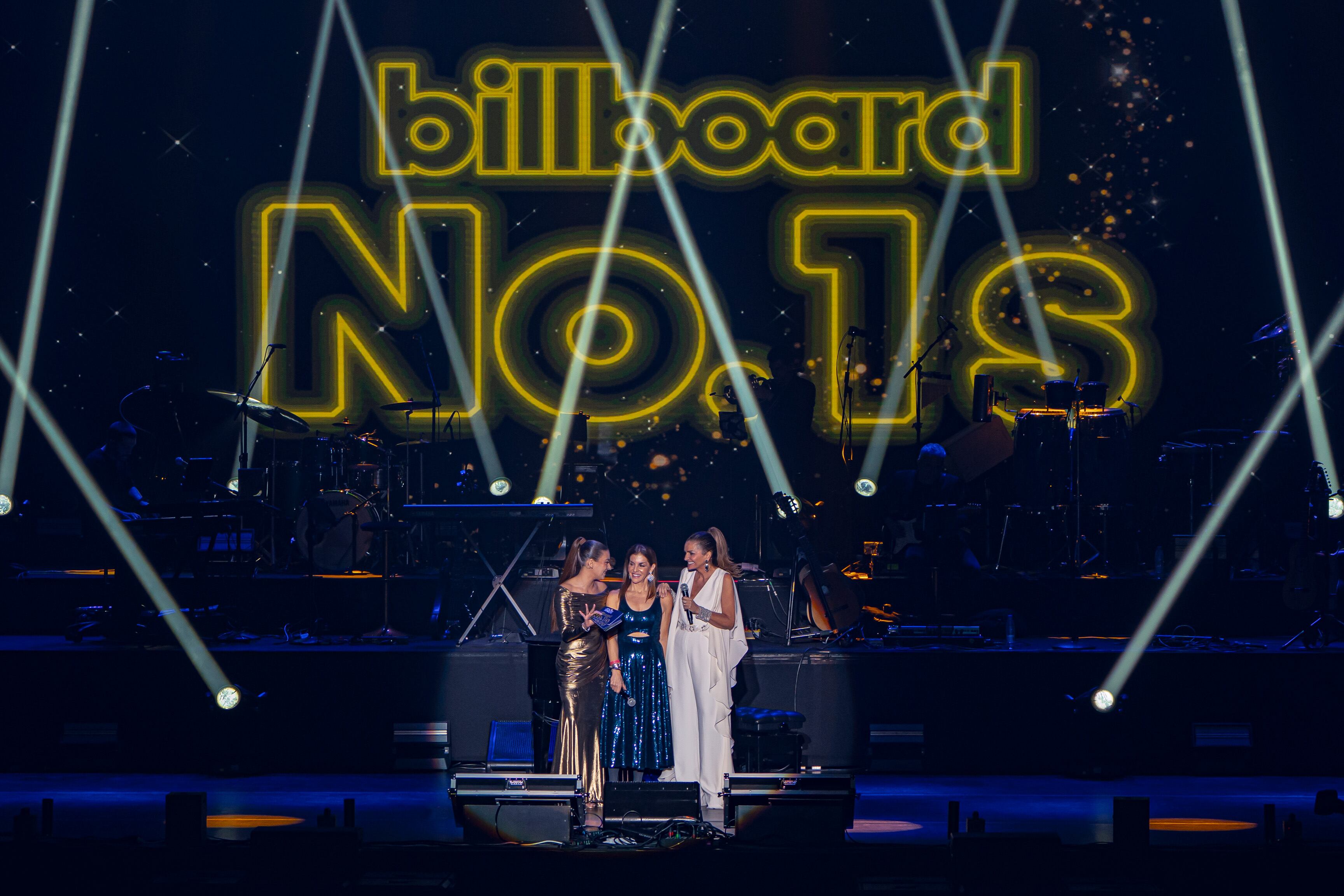 Ana Guerra, junto a Leila Cobos (Billboard en español) y Sandra García-San Juan (co-fundadora Grupo Starlite), dando la bienvenida a la primera gala Billboard de Números 1 en español en colaboración con Starlite Madrid.